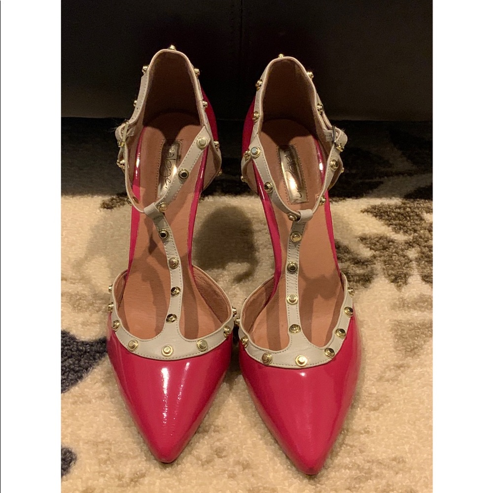 Women’s pink patent pumps